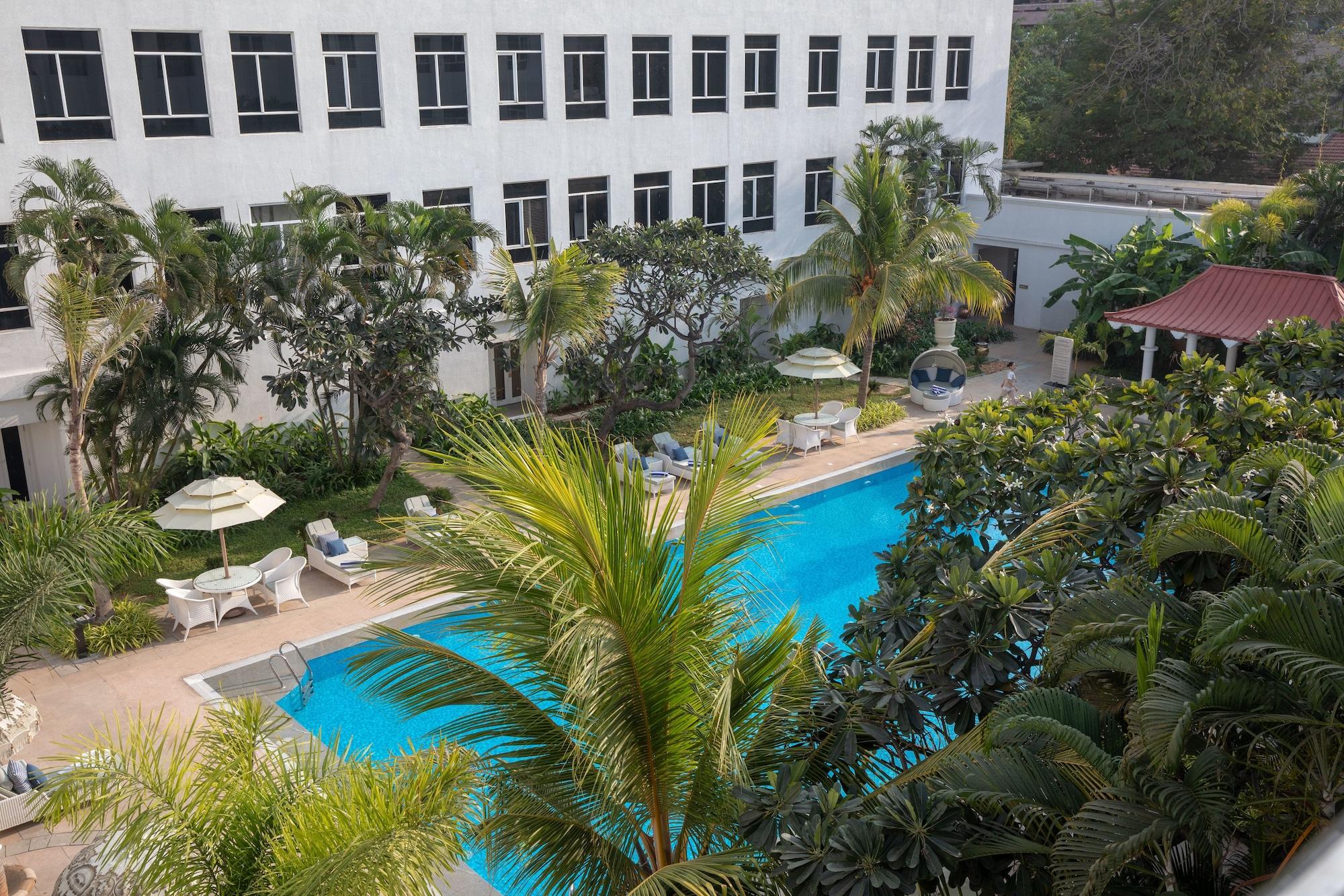 타지 콘네마라, 첸나이 호텔 외부 사진 The swimming pool at the hotel